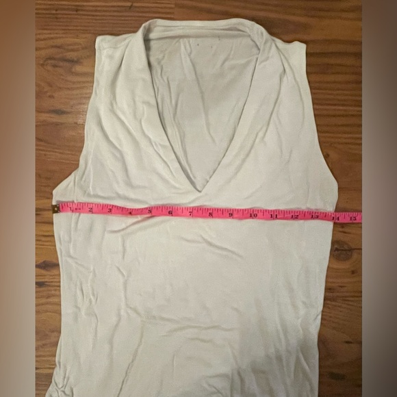 sleeveless white V-neck faux wrap tunic tank top with ruched side - Picture 4 of 5